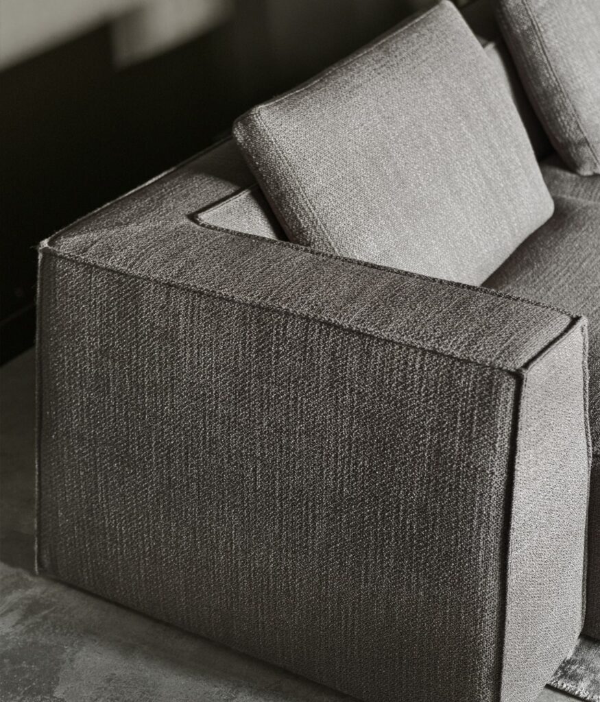 Ekskluzywna modułowa sofa w odcieniu grafitowym z geometrycznymi kształtami – luksusowe meble tapicerowane do nowoczesnego salonu.